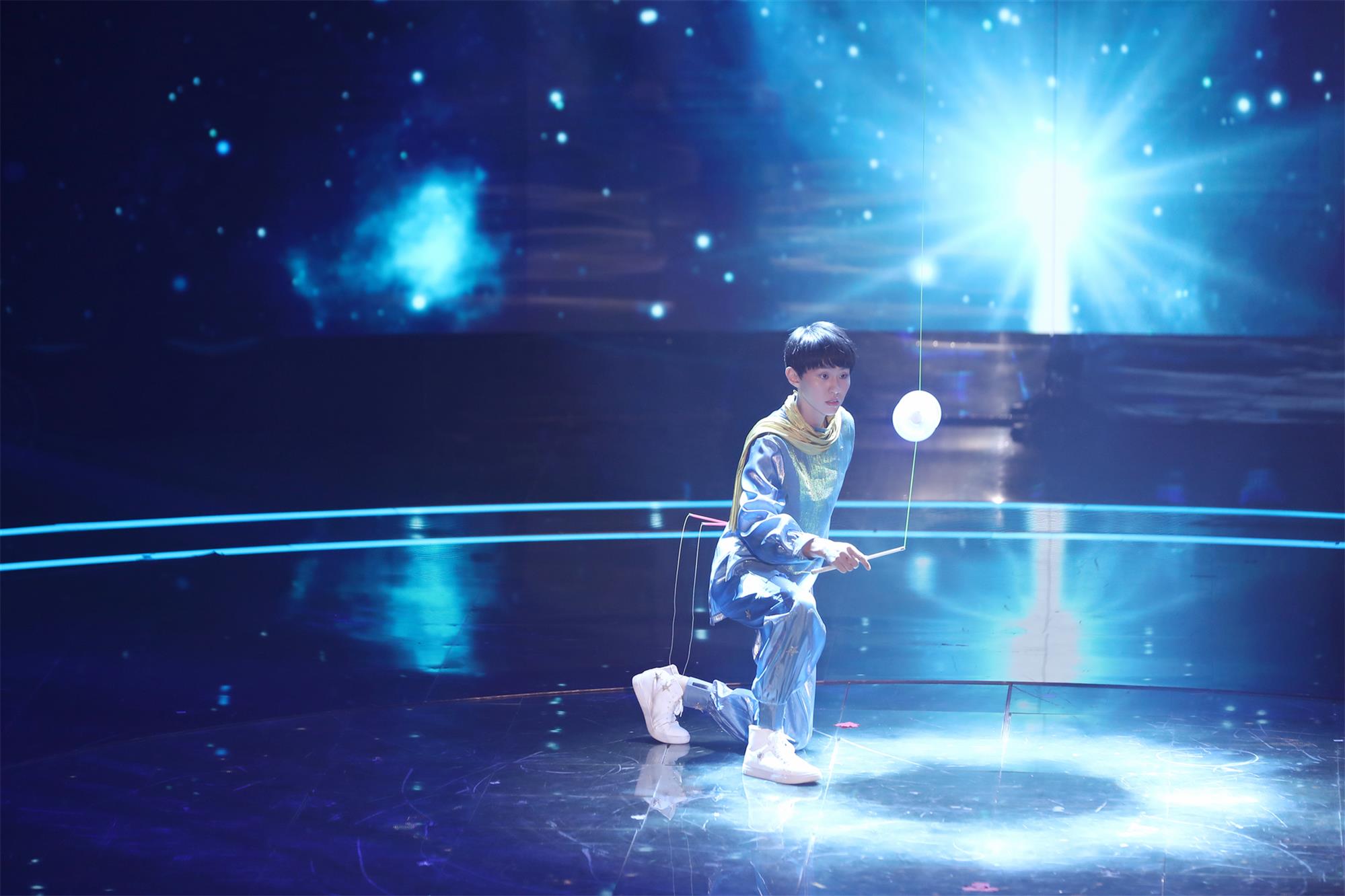 「凤凰网娱乐」《中国达人秀》精致舞美助力达艺升级！