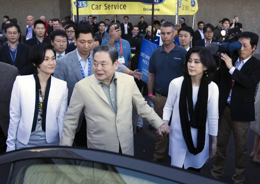 「AI财经社」三星千金荣膺韩国女首富，嫁给保安频遭家暴，离婚后反赔八千万