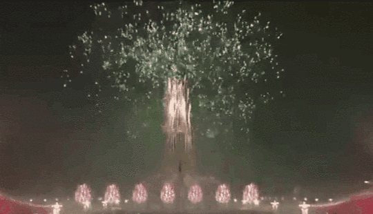 震撼！国庆联欢现场25米高烟花树