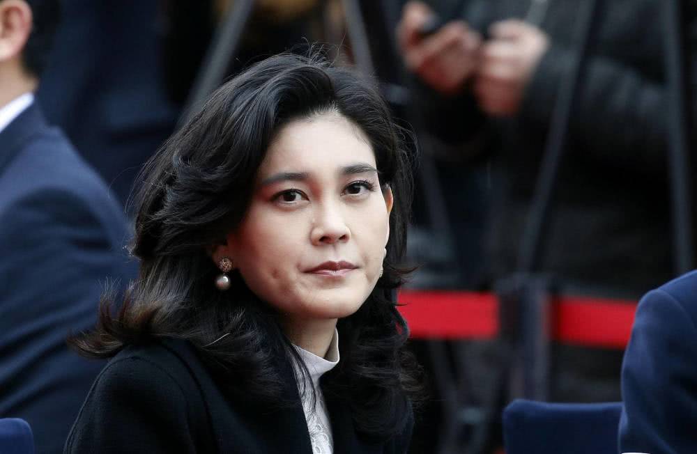 「AI财经社」三星千金荣膺韩国女首富，嫁给保安频遭家暴，离婚后反赔八千万