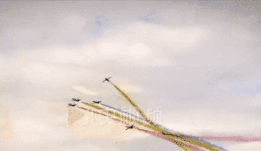 硬核！空军飞行员飞上天画出“一箭穿心”