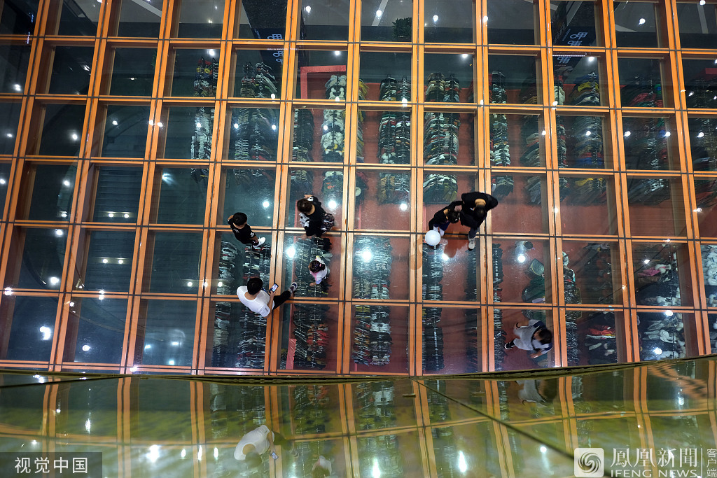 沈阳:透明玻璃过道成新网红打卡地