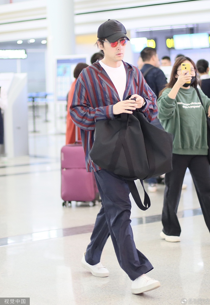 胡歌t恤叠穿条纹衬衫时髦度up 被认出低头快走实力低调