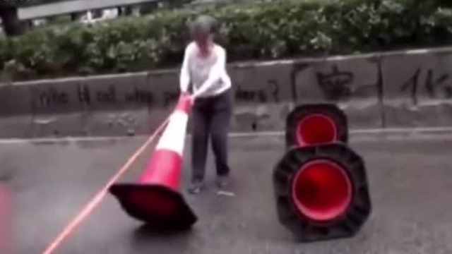 香港老阿婆不惧威胁走上街拆路障、清理砖头