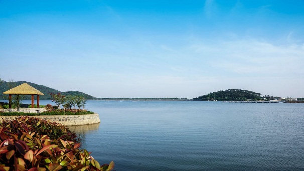 (金牛湖实景图)天然"空调 居住更舒适大面积的湖泊,能很好的调节气温