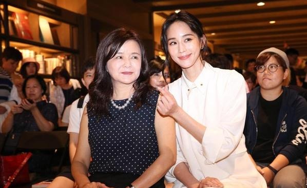 [东森新闻云]张钧甯为何打脸邱泽？两人被曝车上夜会让张妈妈火大