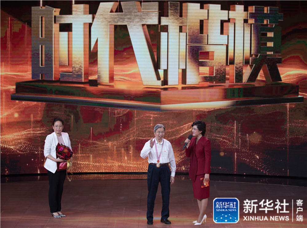陈俊武(中)在“时代楷模”发布仪式上接受采访(9月28日)