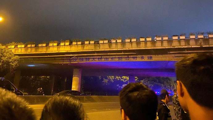 无锡高架桥倒塌 造成三死两伤救援进行中
