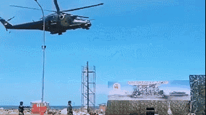 印尼阅兵活动上尴尬一幕：直升机低飞掀翻观礼台