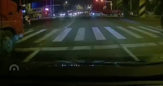 江苏无锡一高架坍塌：现场多车被压 男子骑三轮与死神擦肩