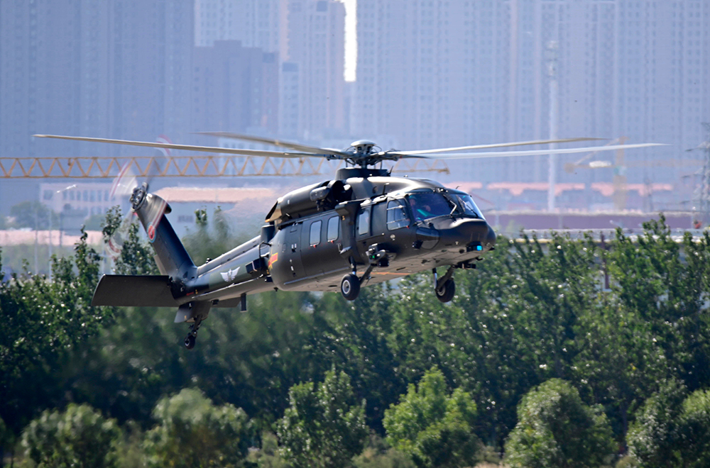 2019年10月8日上午,陆军"风雷"飞行表演队的1架直-20型战术通用直升机