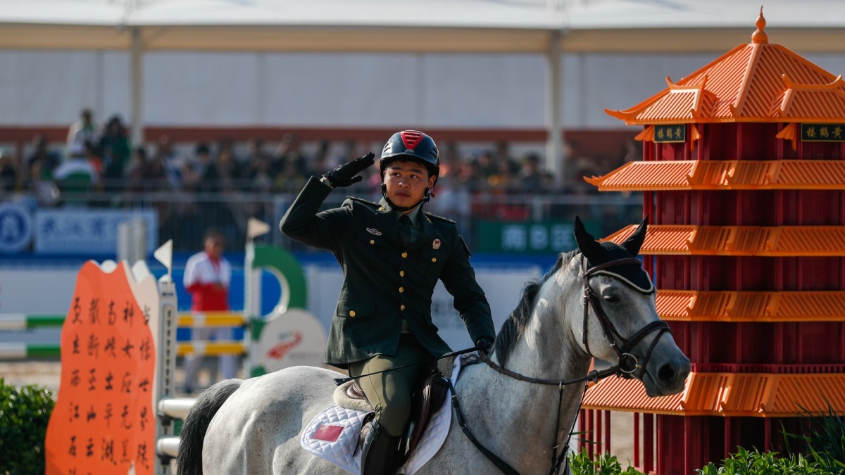 中国选手参加武汉军运会马术场地障碍赛