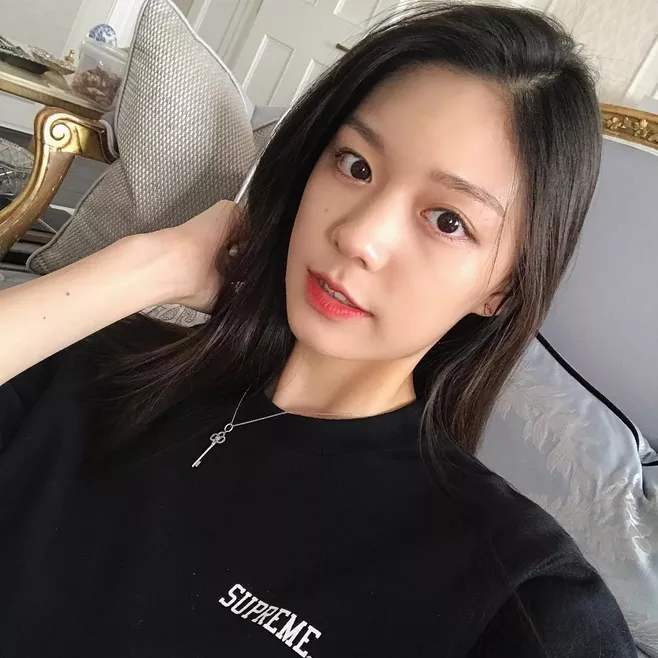 平台上发文,否认了妹妹要出道的传闻:"哪里来的小道消息,我怎么不知道