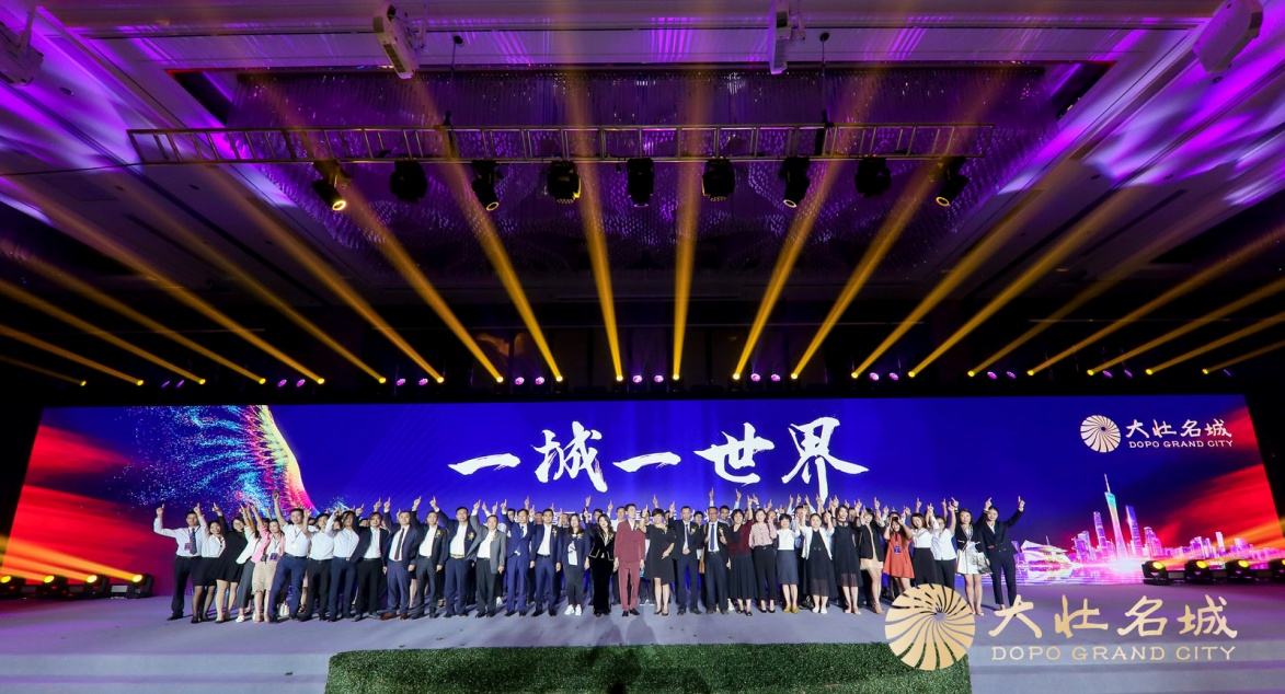 以及金融界,银行界的各位领导来宾,大壮集团领导,全城媒体齐聚一