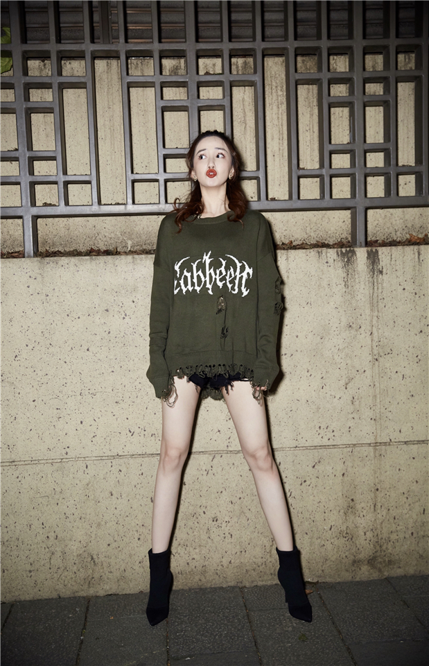 陈欣予受邀出席上海时装周闭幕秀国潮盛宴变身超a酷女孩