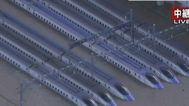 实拍：台风海贝思强袭日本 多辆新干线列车泡水