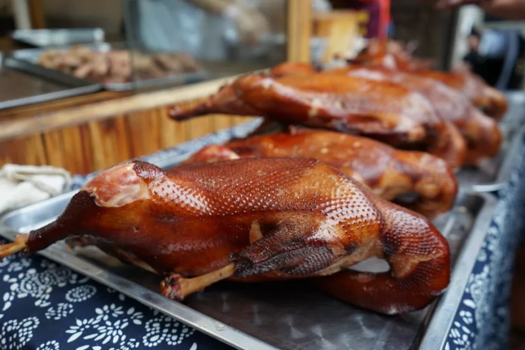 客家人遍地的四川古镇 从成都来的哥老倌争着抢一只烟熏油烫鹅 | 赏味