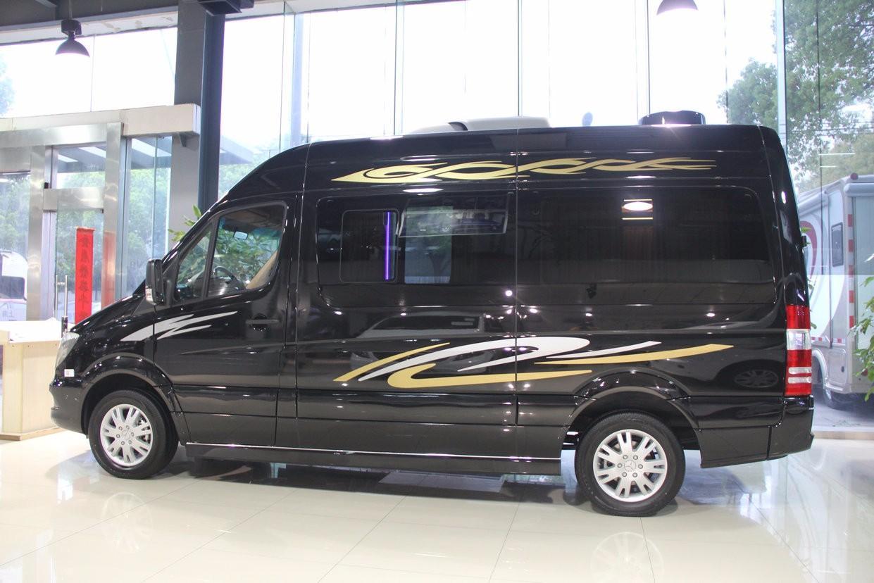 最新款奔驰斯宾特商务车作为一款专业级的商务车,长爲5910mm,宽1993mm