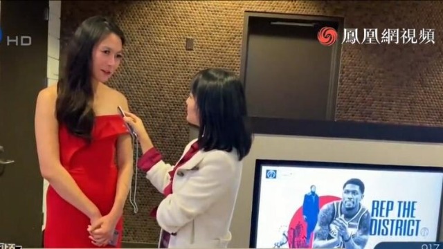中美NBA友谊赛 女歌手高唱中国国歌提振士气