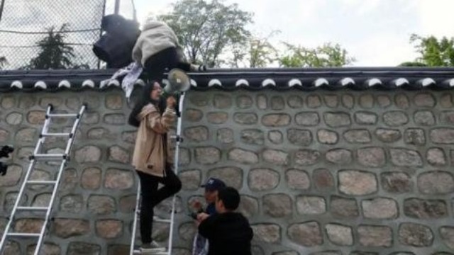 搭梯翻墙而入！19名大学生闯美国驻韩大使官邸被扣