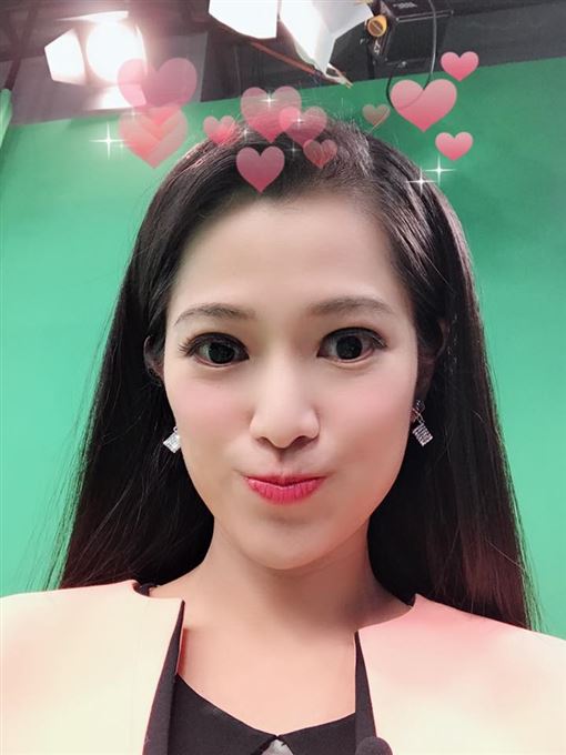 [海外网]台湾女主持胸前出现“吉娃娃” 网友笑坏了