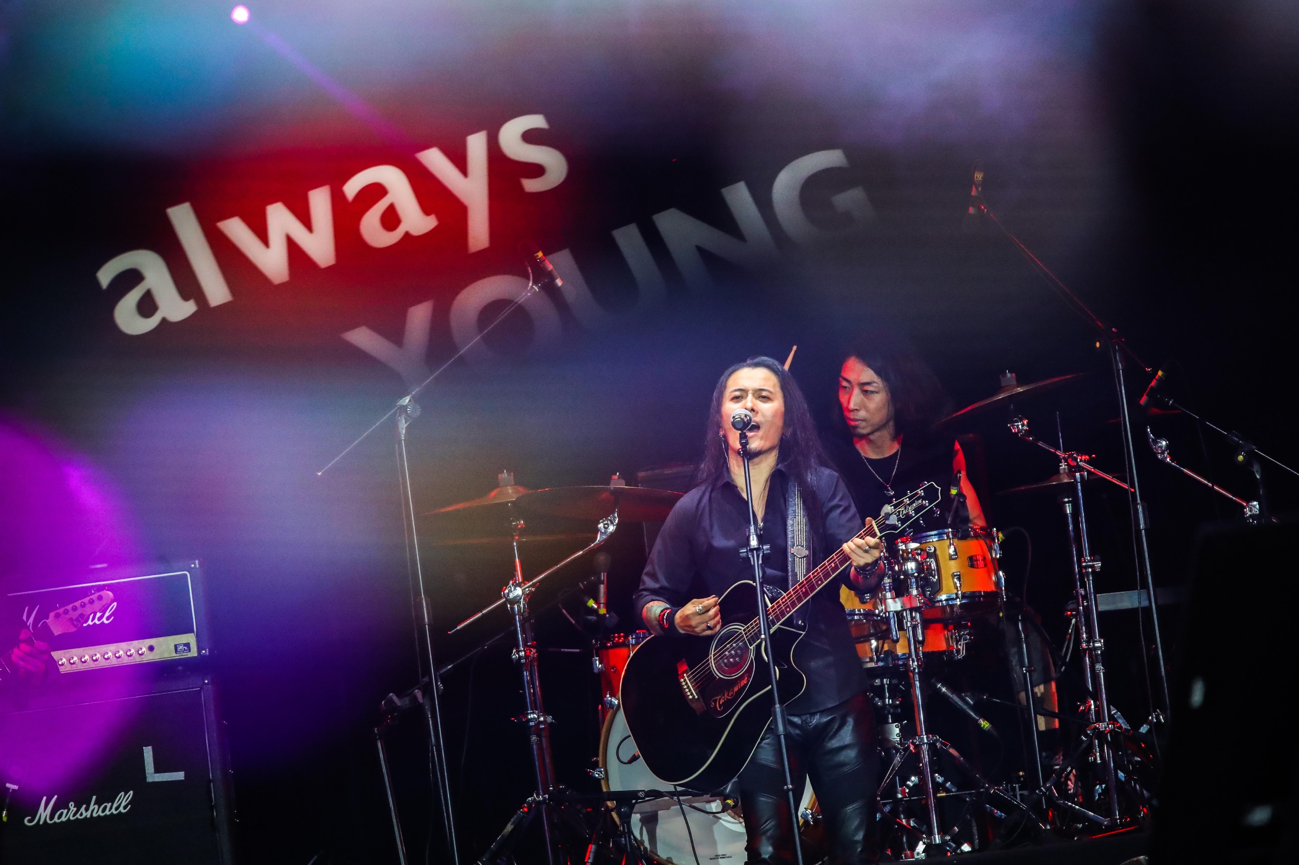 上市发布会也在晚上正式举行,全新的汽车发布会玩法,现场特邀gala乐队