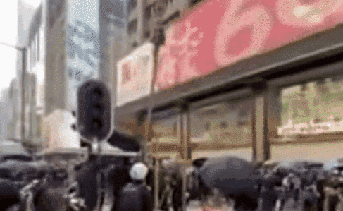“智熄”瞬间！香港暴徒锯断灯杆 同伙被砸发出惨叫