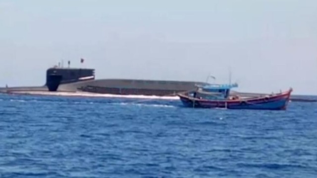 越南渔船跟拍辽宁舰后 疑又遇上解放军094A核潜艇