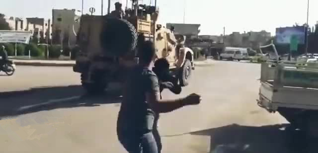 美军战车撤离叙利亚 被当地民众砸土豆“欢送”