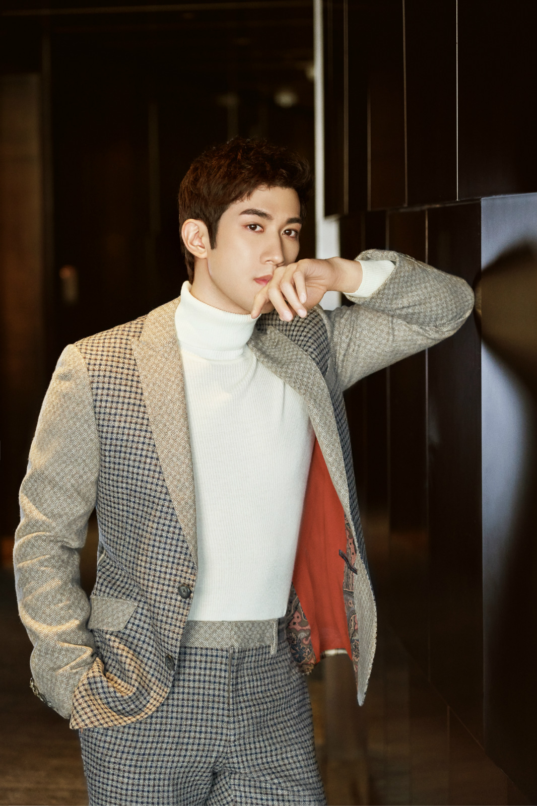 李治廷复古格纹西装亮相品牌活动英式口音绅士气质苏到爆