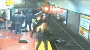 国外一女性被身后男子撞进铁轨 众人紧急拦停进站列车