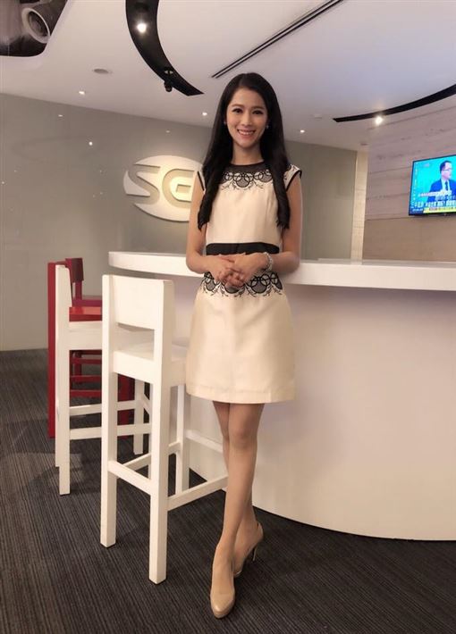 [海外网]台湾女主持胸前出现“吉娃娃” 网友笑坏了