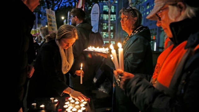 英国民众走上街头 举烛悼念39名死亡货车遇难者