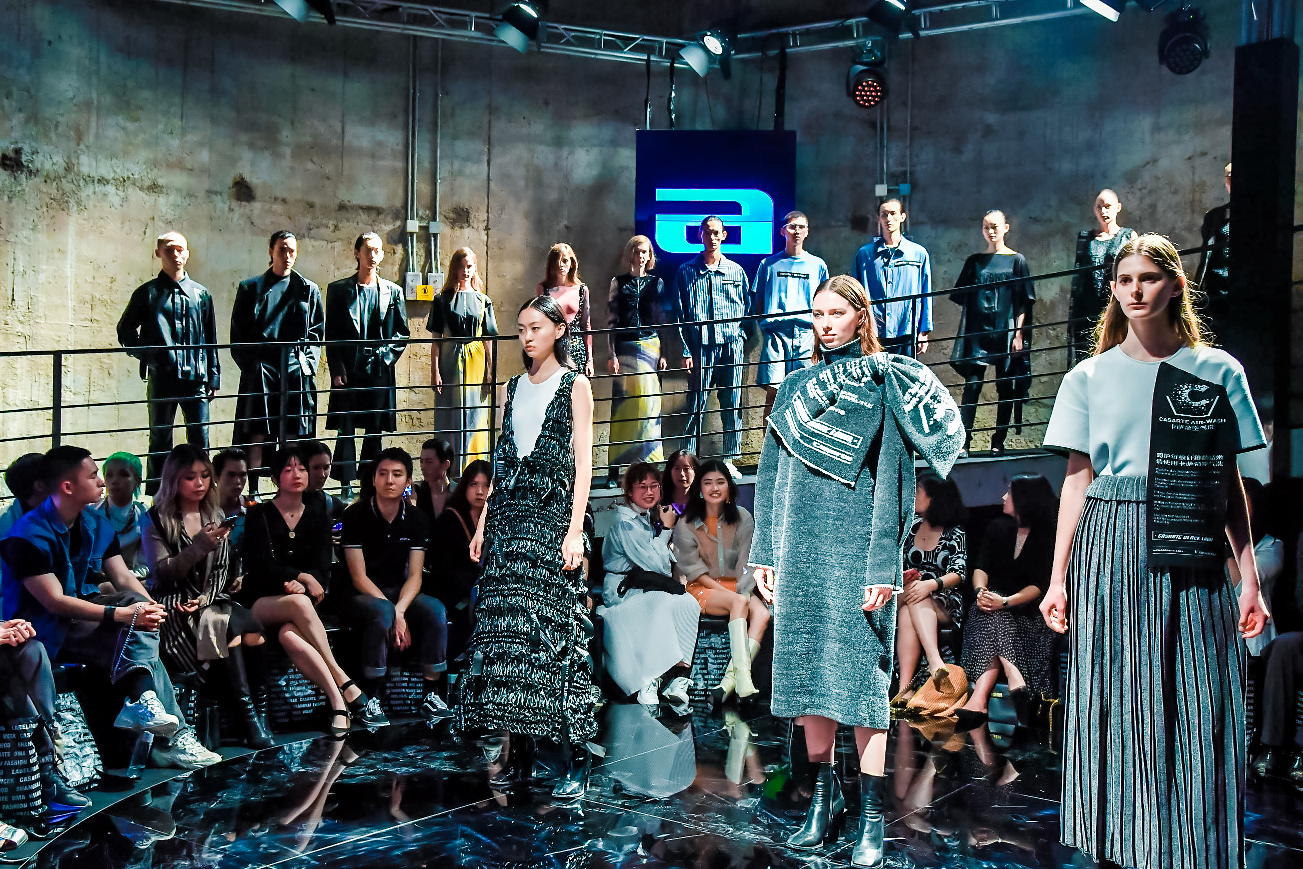 一场带有空气标的高定成衣时装秀