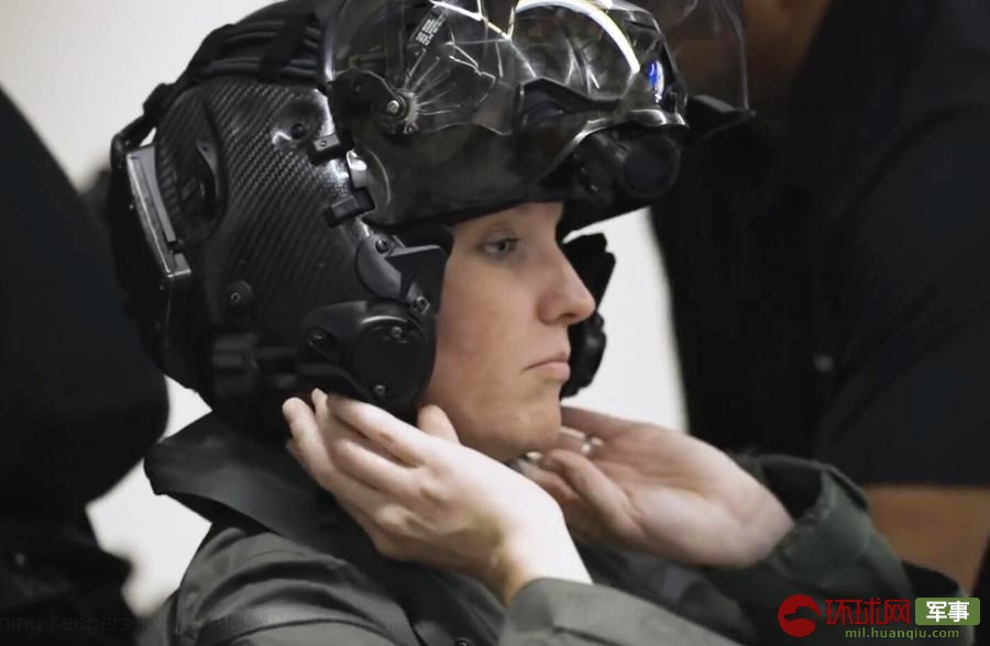 F-35头盔为何要价40万美元?原来每一顶都是“私人订制”(图1)
