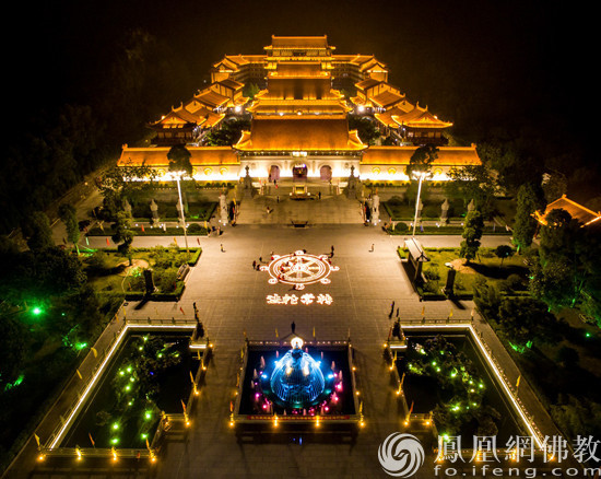 珠海普陀寺传灯法会夜景(图片来源:凤凰网佛教 摄影:珠海普陀寺)