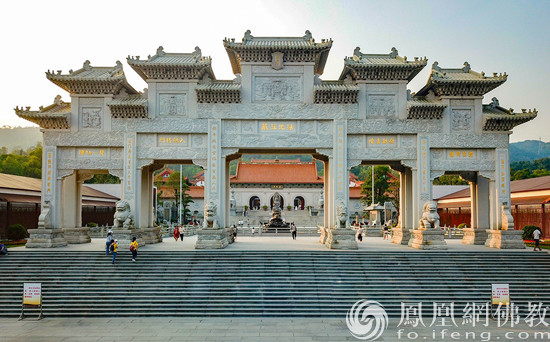 珠海普陀寺牌楼(图片来源:凤凰网佛教 摄影:珠海普陀寺)