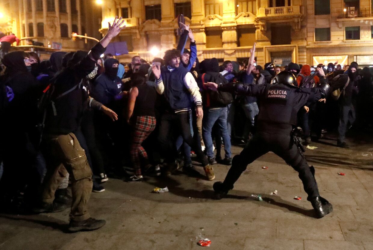 西班牙巴塞罗那又发生骚乱 万人涌上街头与防暴警察对峙