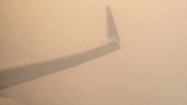 雾霾“爆表”！飞机降落印度首都 窗外仅见机翼