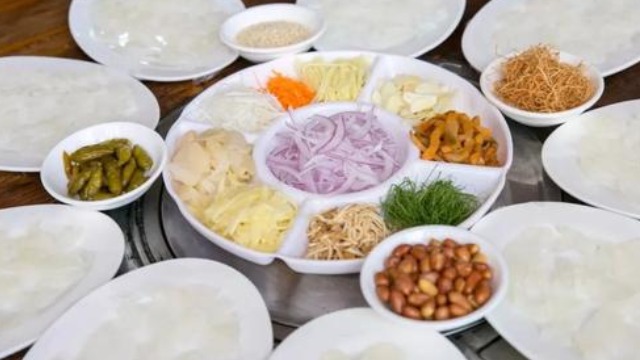 1月的准备十几道配料 晶莹剔透的鱼生是九江人的家乡记忆