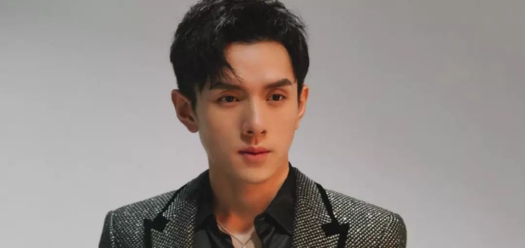 李佳琦拍杂志,为品牌站台,舞蹈演员出身,会唱歌跳舞……就差演戏了吧