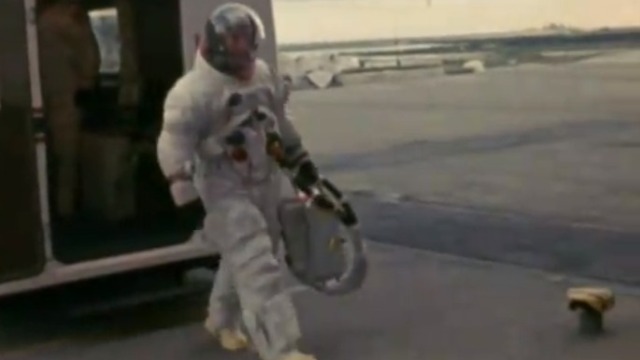 揭秘阿波罗11号宇航员的旅行袋 内容复杂的令人难以置信