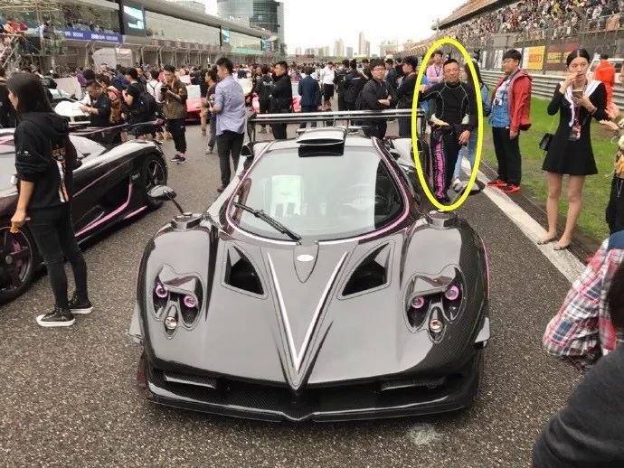 尹喜地(黄圈内)参加中国顶级跑车聚会.