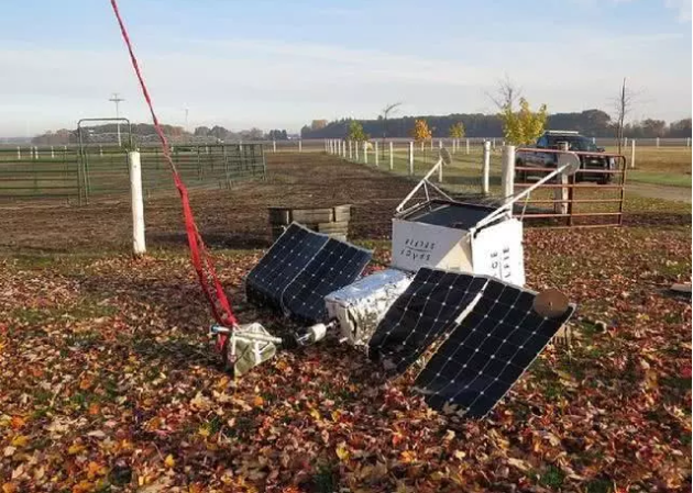 坠毁在美国密歇根州一家住户前院的三星卫星