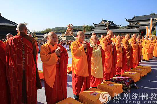 主法法师领众诵经，威仪具足。（图片来源：凤凰网佛教 摄影：曹立君）
