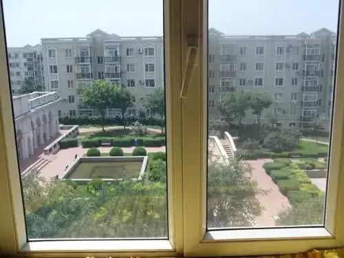 「纯洁的微笑」只因自拍瞳孔倒影暴露住址？ 一张照片就把女idol出卖了