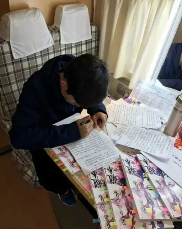 [娱乐新青年]“分裂少年”张一山：三场床戏后，一夜成年