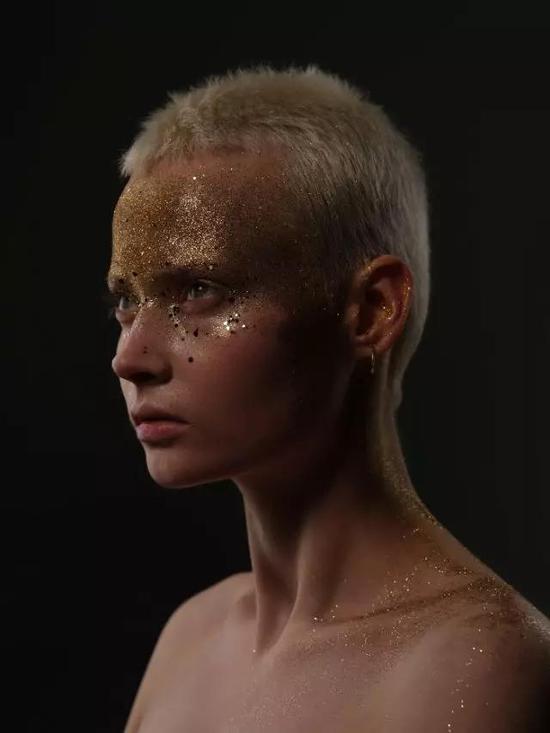 「纯洁的微笑」只因自拍瞳孔倒影暴露住址？ 一张照片就把女idol出卖了