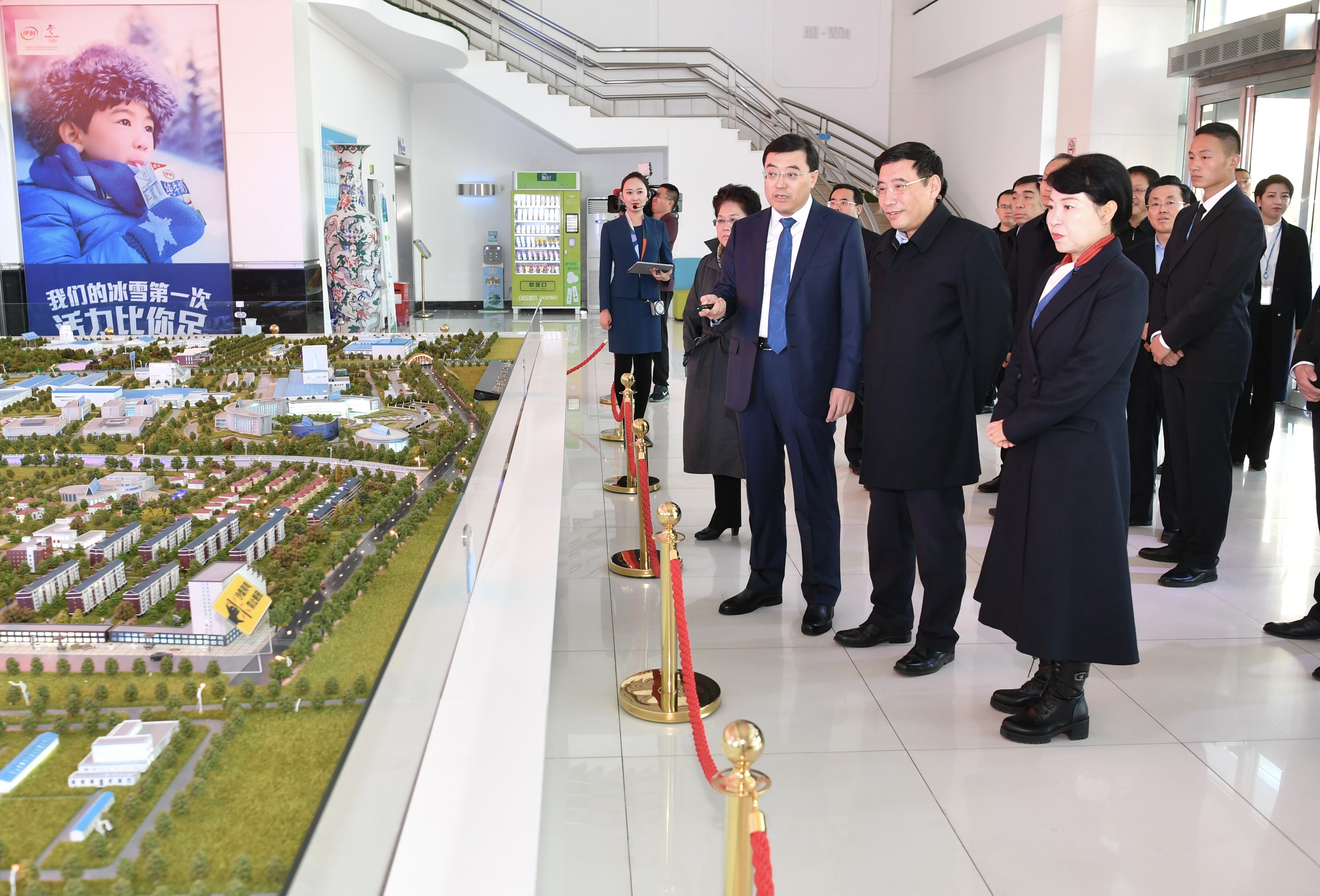 工业和信息化部部长苗圩一行调研伊利集团