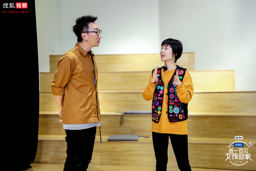 「凤凰网娱乐」“昆五代”返校遭白眼？《百女3》黄亚男玩跨界